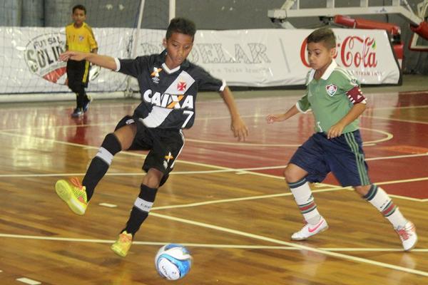 Kaique Ferreira tenta superar marcao tricolor