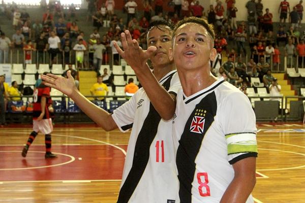 Matheus Julio e Marlon comemoram o terceiro gol
