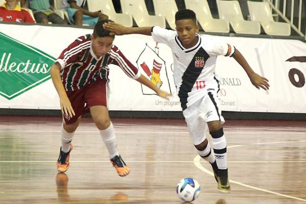 Leandrinho, do sub-11, dribla o tricolor Agner