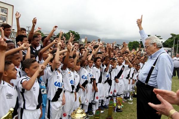 Eurico Miranda puxa o tradicional grito 