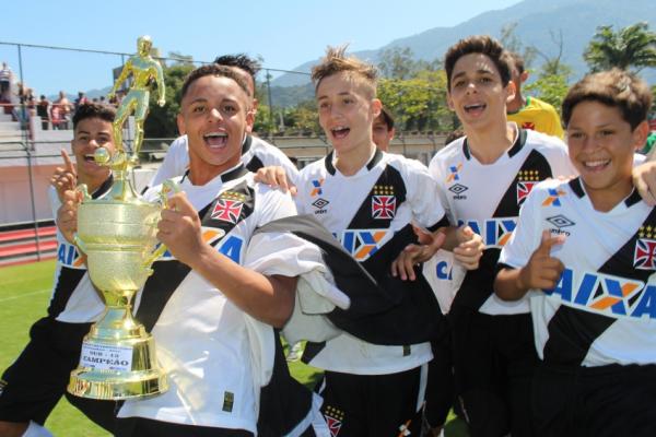 Marlon (e) comanda festa do sub-13 campeo da Taa Guanabara dentro da Gvea