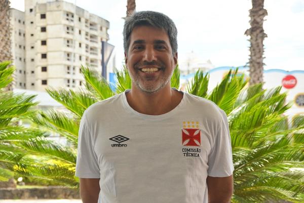 Ded Barbosa posa com a camisa do Vasco