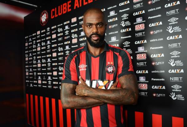 Atltico-PR confirma contratao do atacante Grafite para temporada de 2017