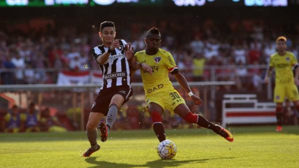 Kelvin ( direita) defendeu o So Paulo em 2016