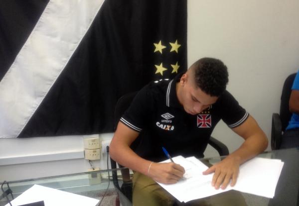 Paulinho assina contrato com o Vasco