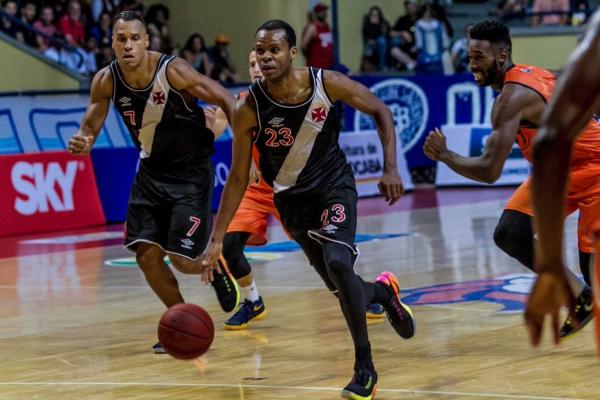 Observado por Wagner, Nezinho puxa ataque vascano