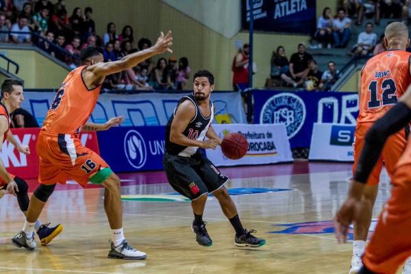 Com bola na mo, Palacios observa movimentao no garrafo