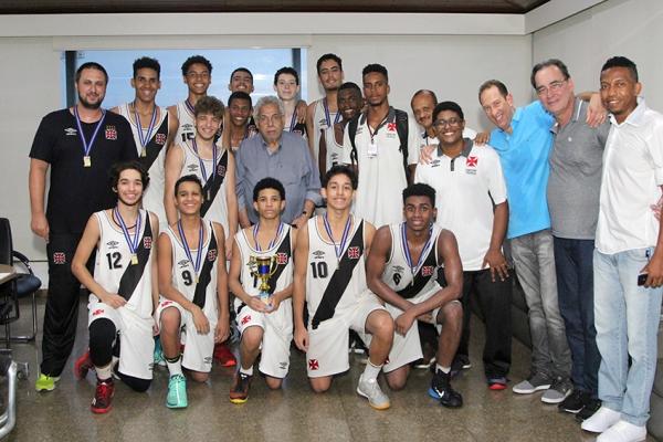 Ao lado do presidente Eurico Miranda, equipe sub-15 fez bonito em 2016