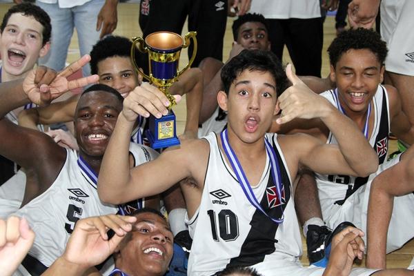 Jogadores comemoram conquista no infantil