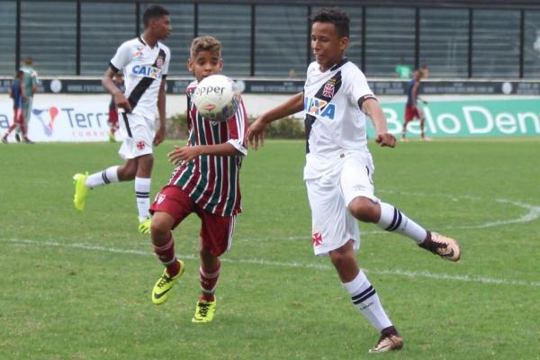Matheus Julio em jogo contra o Fluminense