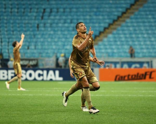 Diego Souza  um dos sonhos da diretoria, mas negociao  complicada