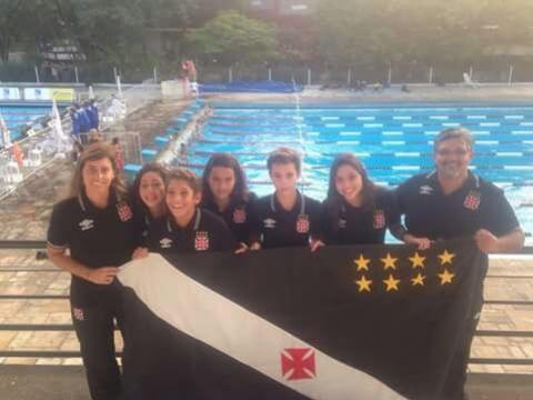 Equipe Infantil de Nataao com os Professores Luciana e Ricardo Ratto