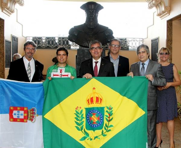 Os membros da APAM posam diante do busto do Almirante Vasco da Gama