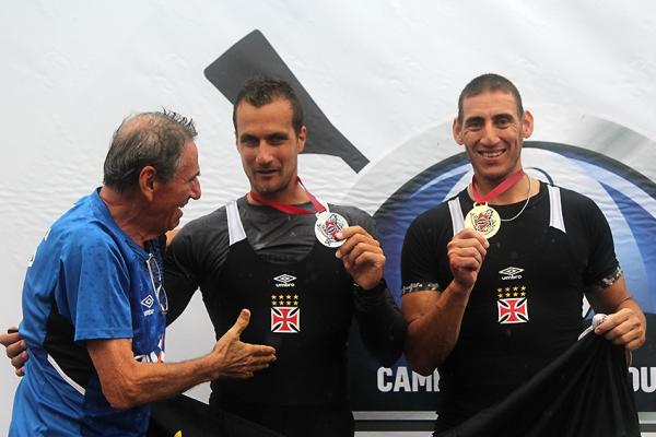 Antnio Lopes, vice-presidente de Remo, ao lado dos argentinos Ariel e Cristian Rosso