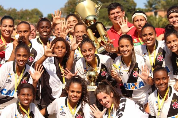 Meninos da Colina comemoram o pentacampeonato da Taa Nova Iguau