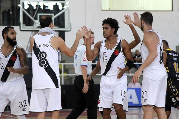 Jogadores vascanos se cumprimentam em So Janurio