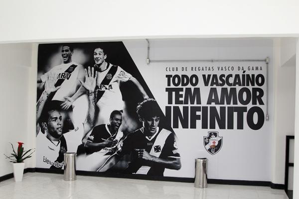 Painel na parede do Caprres/Base presta homenagem para jogadores revelados no clube