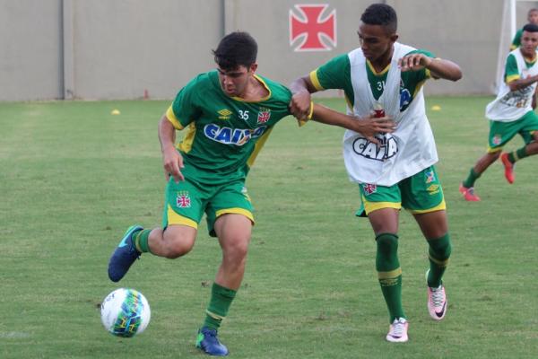 Dudu  marcado por Rafael Frana no coletivo