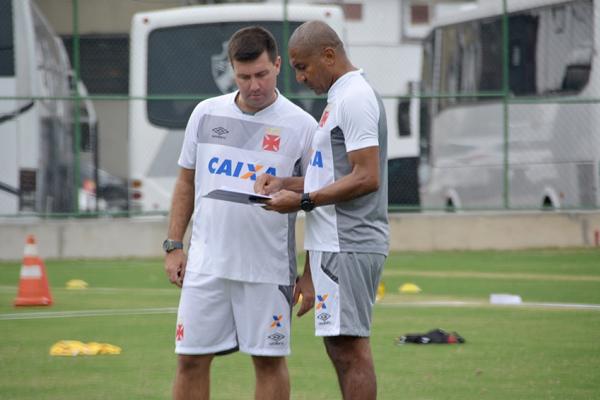 Tcnico Cristvo Borges e auxiliar tcnico Cassiano de Jesus comandaram primeiro treino do ano