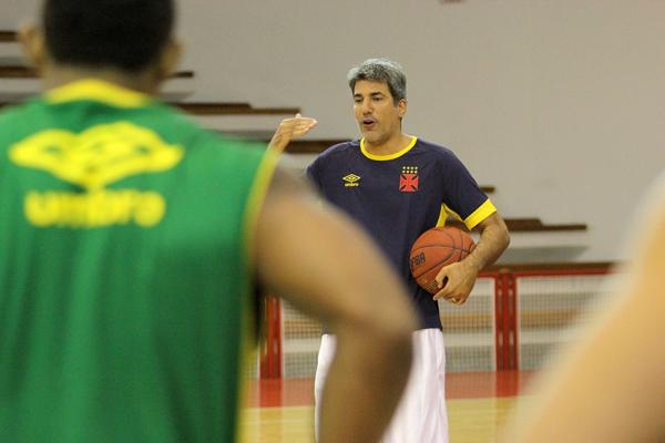 Ded conversa com o elenco no treino desta segunda-feira