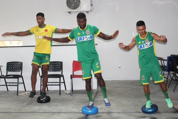 Joo Pedro, Athyla e Buriche realizam atividade proprioceptiva