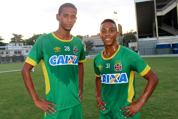 Joo Victor e Rafael Frana posam no campo anexo