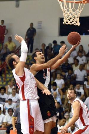 O armador do Vasco Hlio at que tentou, mas o Vasco no foi bem