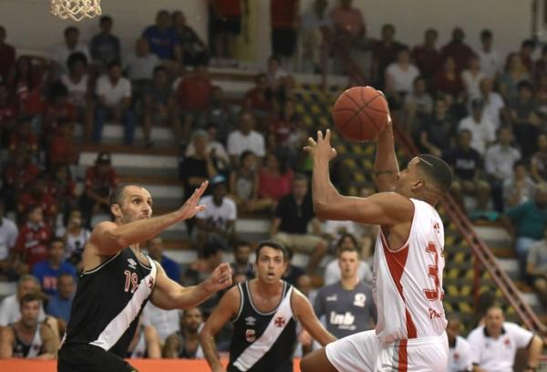 De Paula  um dos destaques do Paulistano na campanha do NBB