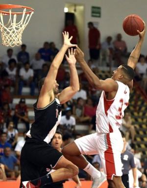 Eddy tentou uma enterrada durante a partida