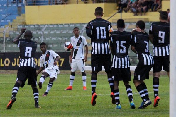 Robinho quase empatou o jogo atravs de uma cobrana de falta