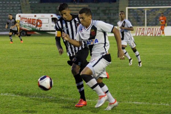 Felype Hebert sendo acompanhado de perto pelo defensor