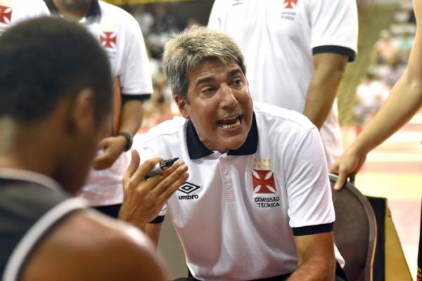 Ded Barbosa foi contratado no final de 2016 e estreou pelo Vasco vencendo o Paulistano fora de casa