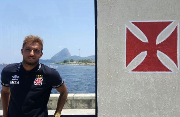 Hugo Borges posa na sede nutica do Vasco, com o Po de Acar ao fundo