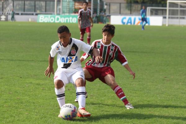 Batata protege a bola do marcador do Fluminense