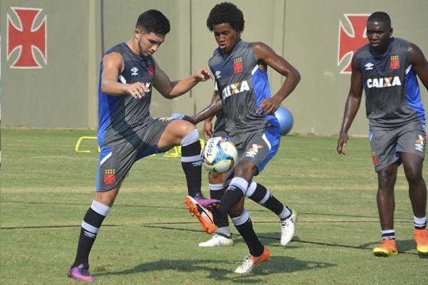Andrey e Alan Cardoso disputam bola durante treino no campo anexo