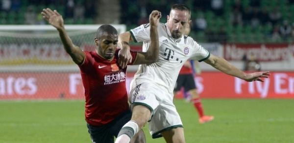 Muriqui (e) disputa bola durante jogo em passagem pelo Guangzhou Evergrande (China)