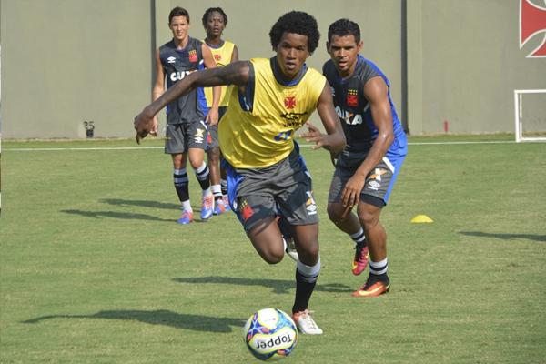 Lateral-esquerdo Alan Cardoso, aniversariante do dia, durante treinamento no campo anexo