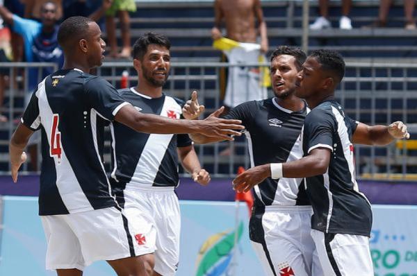 Vasco vence Botafogo na estreia