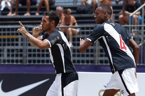 Rafinha comemora gol com Diogo Catarino