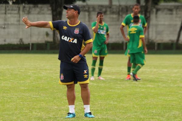 Marcus Alexandre orienta jogadores no treino