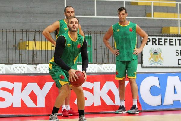 Bruninho se prepara para arremesso no treinamento