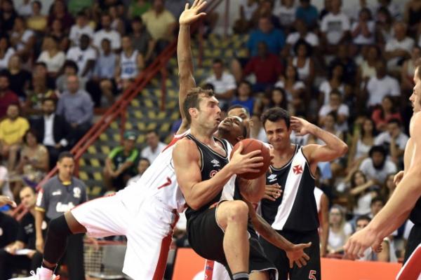 Murilo fez o 1 duplo-duplo neste NBB CAIXA logo na abertura de 2017 contra o Paulistano