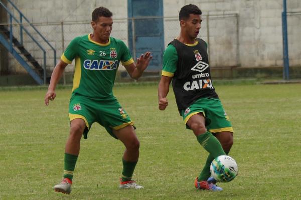 Felype Hebert e Linnick durante treino ttico da vspera