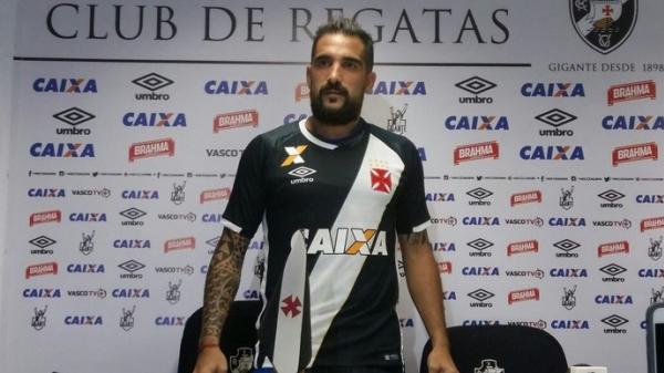 Anunciado no Natal, Escudero veste a camisa do Vasco pela primeira vez