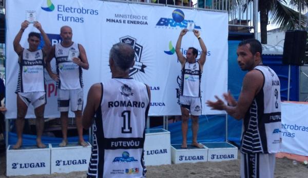 Ao lado de guia, Romrio aplaude premiao de Alex Dias e Joo Luis no segundo lugar, e de Edmundo, em terceiro 