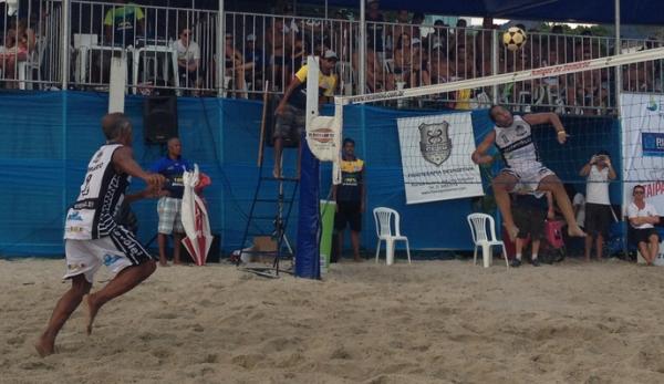 Edmundo arma a deixadinha e Romrio corre para salvar