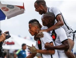 Jogadores pulam em Mauricinho e festejam gol