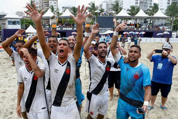 Jogadores comemoram ttulo