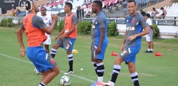 Thalles (2 da dir. para esq.) mostrou quilos a mais em semana de treinos do Vasco