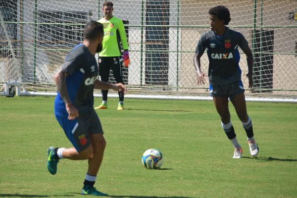 Lateral-esquerdo Alan com a posse de bola